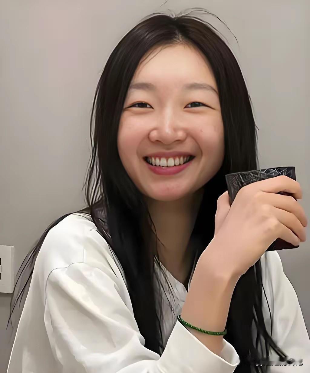 路人都不一定比她差吧，也许她就是运气好。
一直很多人都不喜欢她，当然也有很多人喜