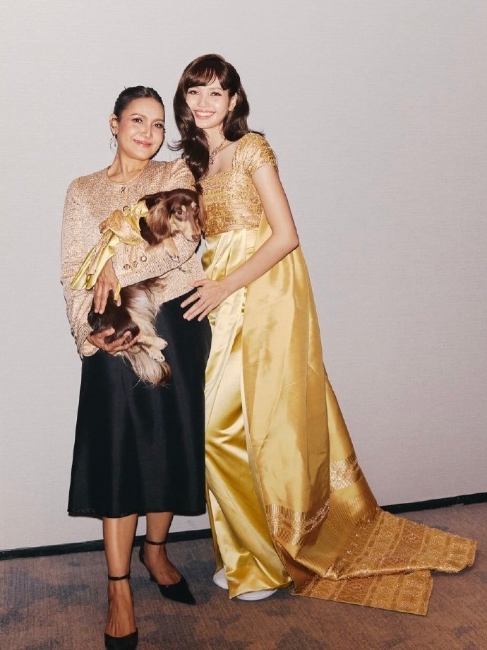 Lisa和妈妈合照 Lisa和妈妈的合影引发热议，妈妈的良好气质让人过目不忘。她