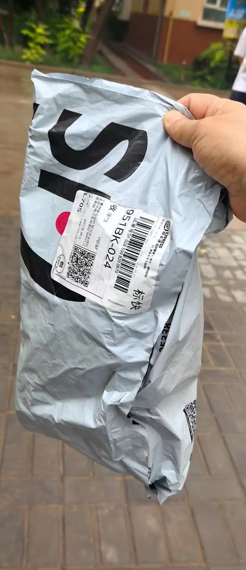 13天后我收到了酒店寄来自己遗失的白衬衣。
7月18日，小编在山西太原出差，期间