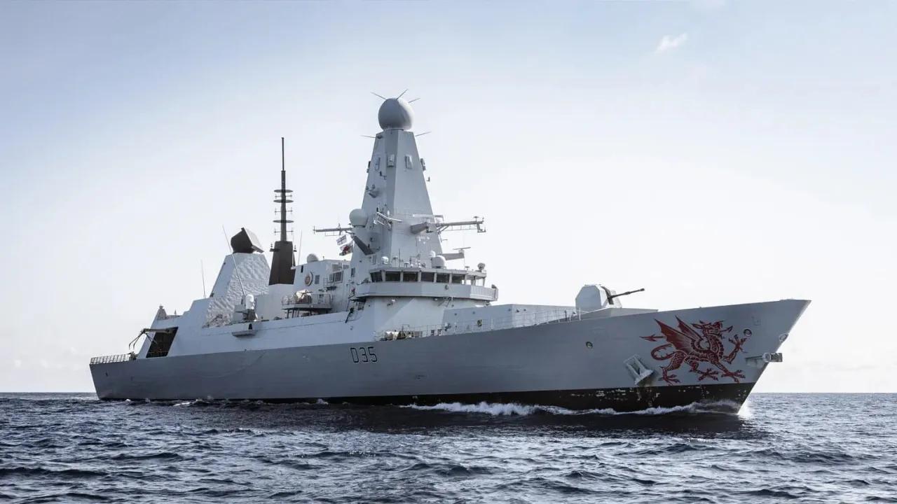 据英国媒体报道，英国正在把“龙号”护卫舰送往中东，表面上是为霍尔木兹海峡商船护航