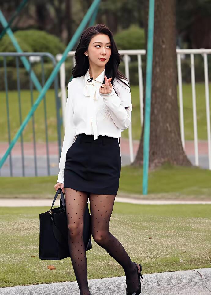 薛凯琪这一身装扮还挺港女的 