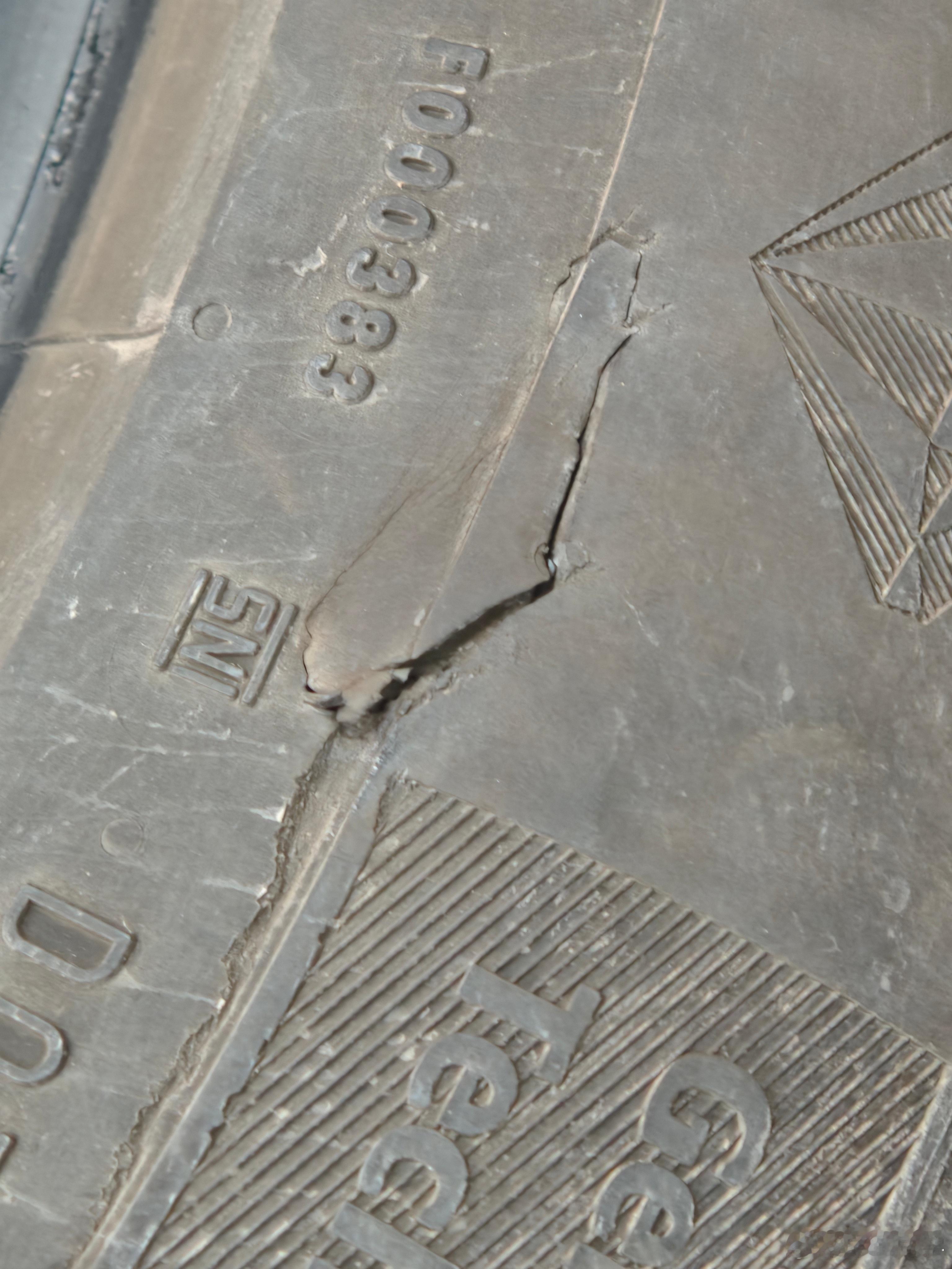 轮胎卸下来了兄弟们，这后怕啊……胎壁也没有轮圈高，不像是剐到的感觉，这能看出来怎