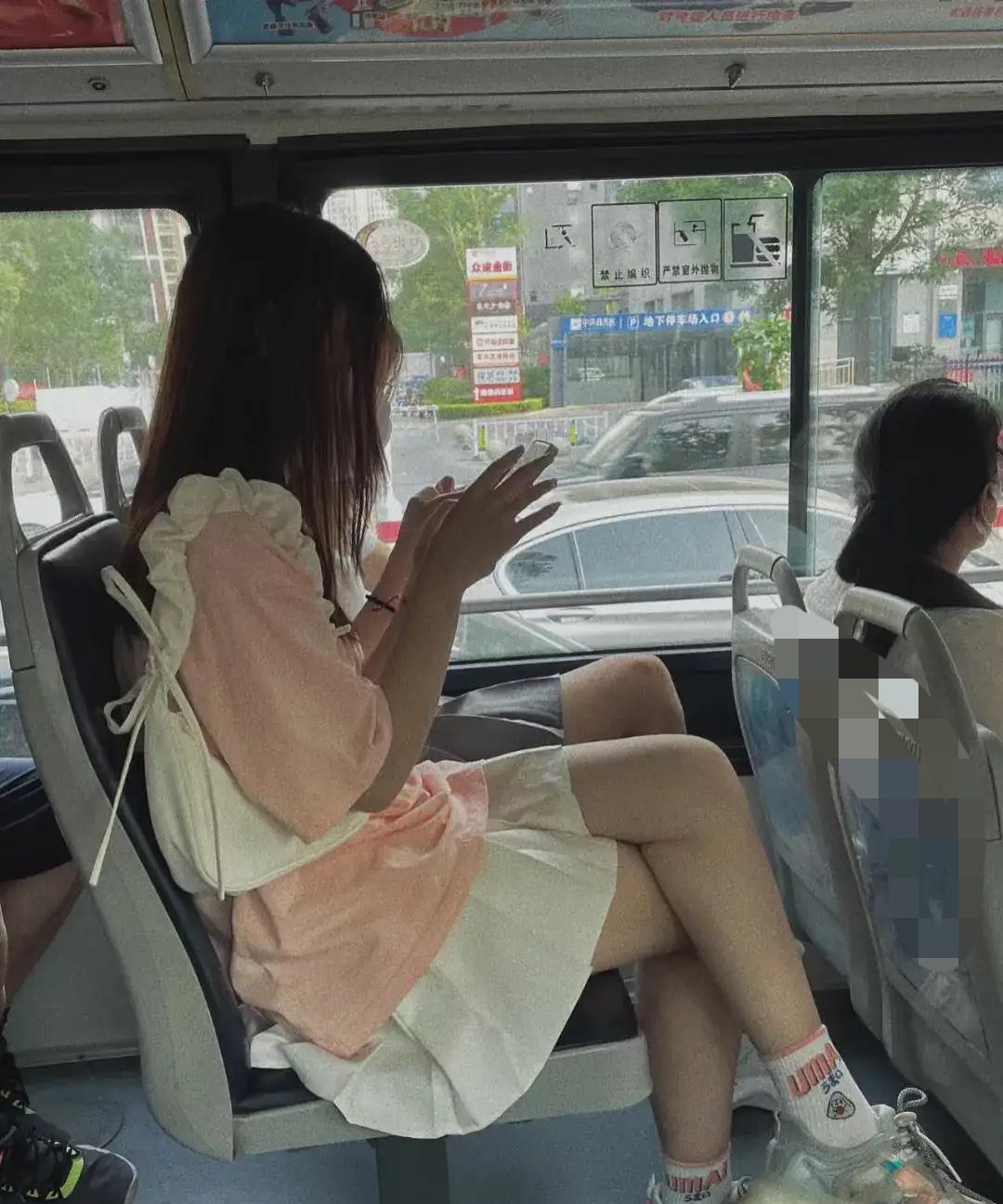 今天坐公交车，上来个女的，戴着帽子，口罩裹的严严实实，拿出老年公交卡，就要刷卡乘