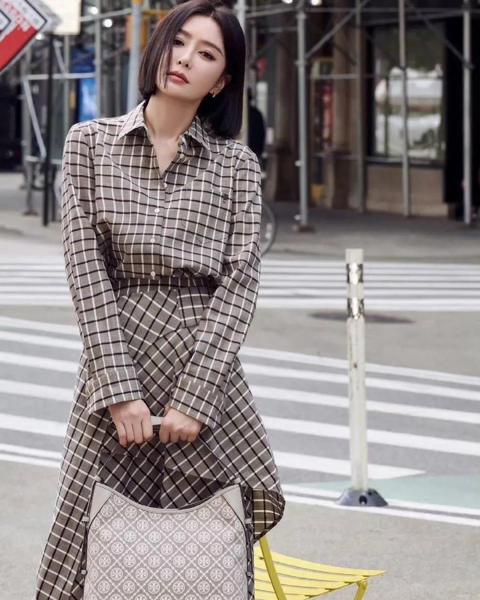 🌿秦岚把格纹裙穿活了！40+的松弛与精致
秦岚的格纹裙造型，真的把“成熟女性的