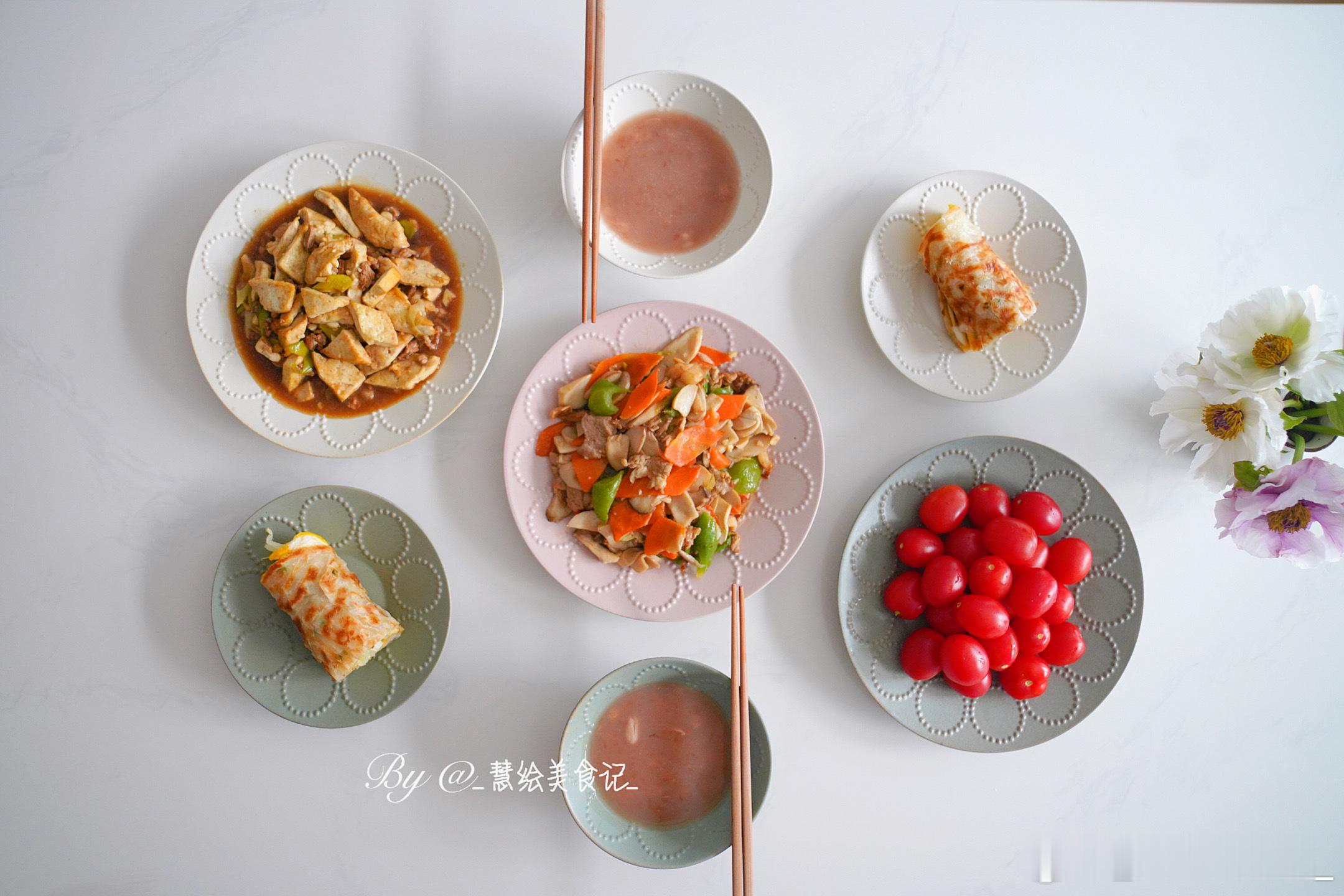 周末早午餐鸡腿菇胡萝卜炒肉、家常豆腐、手抓饼、红豆粥、小番茄~ ​​​