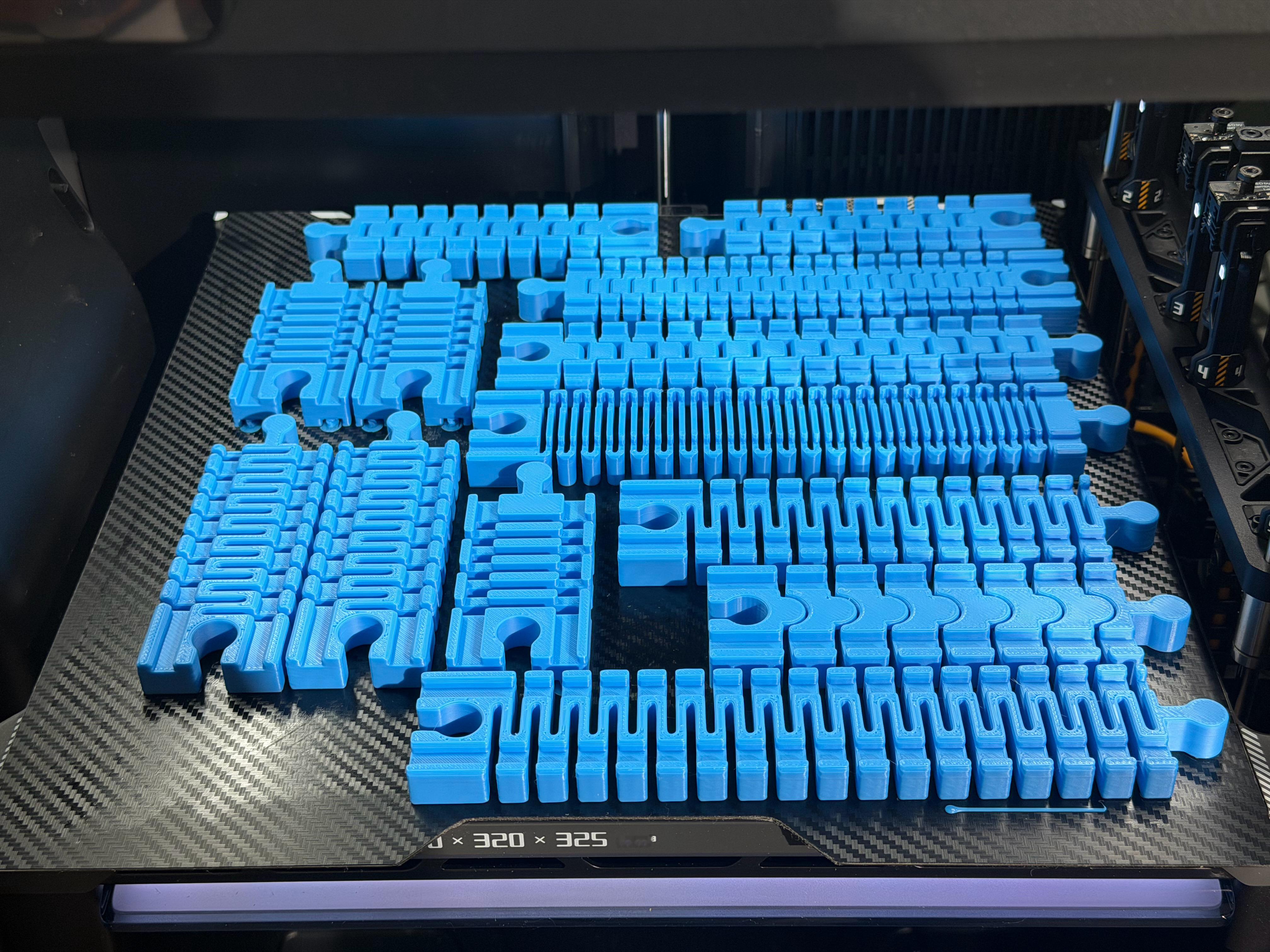 小火车轨道不够用了，主要是弯道，固定曲率的弯道有局限性，短的大曲率的容易转不过弯