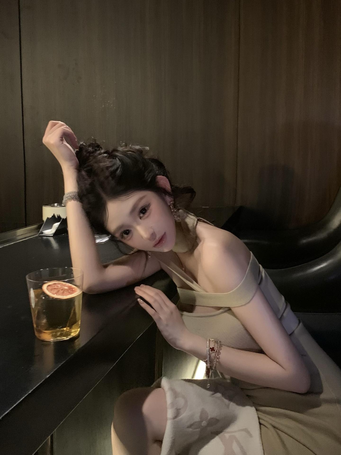 这个世界总不会对漂亮女人太绝情。