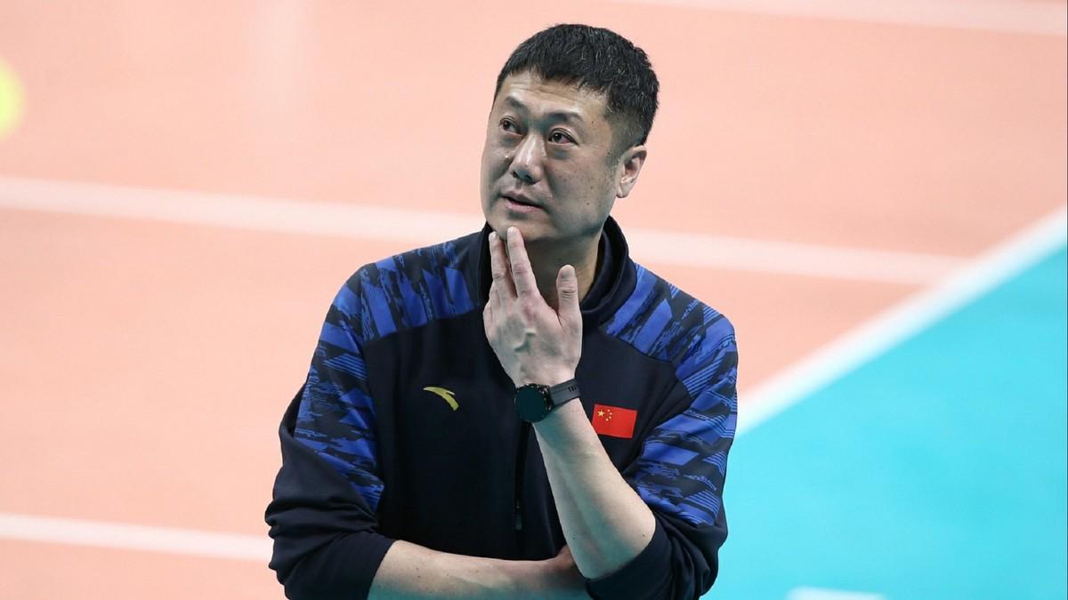 中国女排主帅：亚锦赛首战实现目标
赛后新闻发布会上，中国女排主帅面对记者时露出了