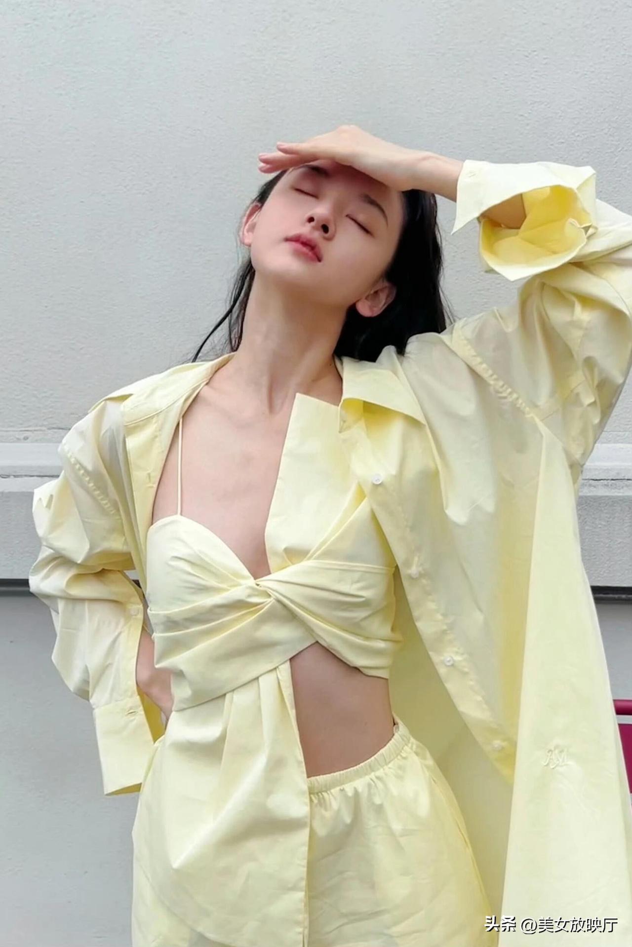 美女的衣服好前卫