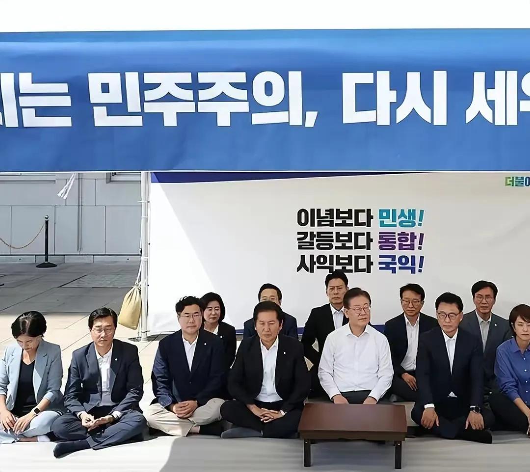 韩国李在明绝食抗议第10天，精神状态明显下降，刚开始穿白色衬衣打坐，现在已经坐不