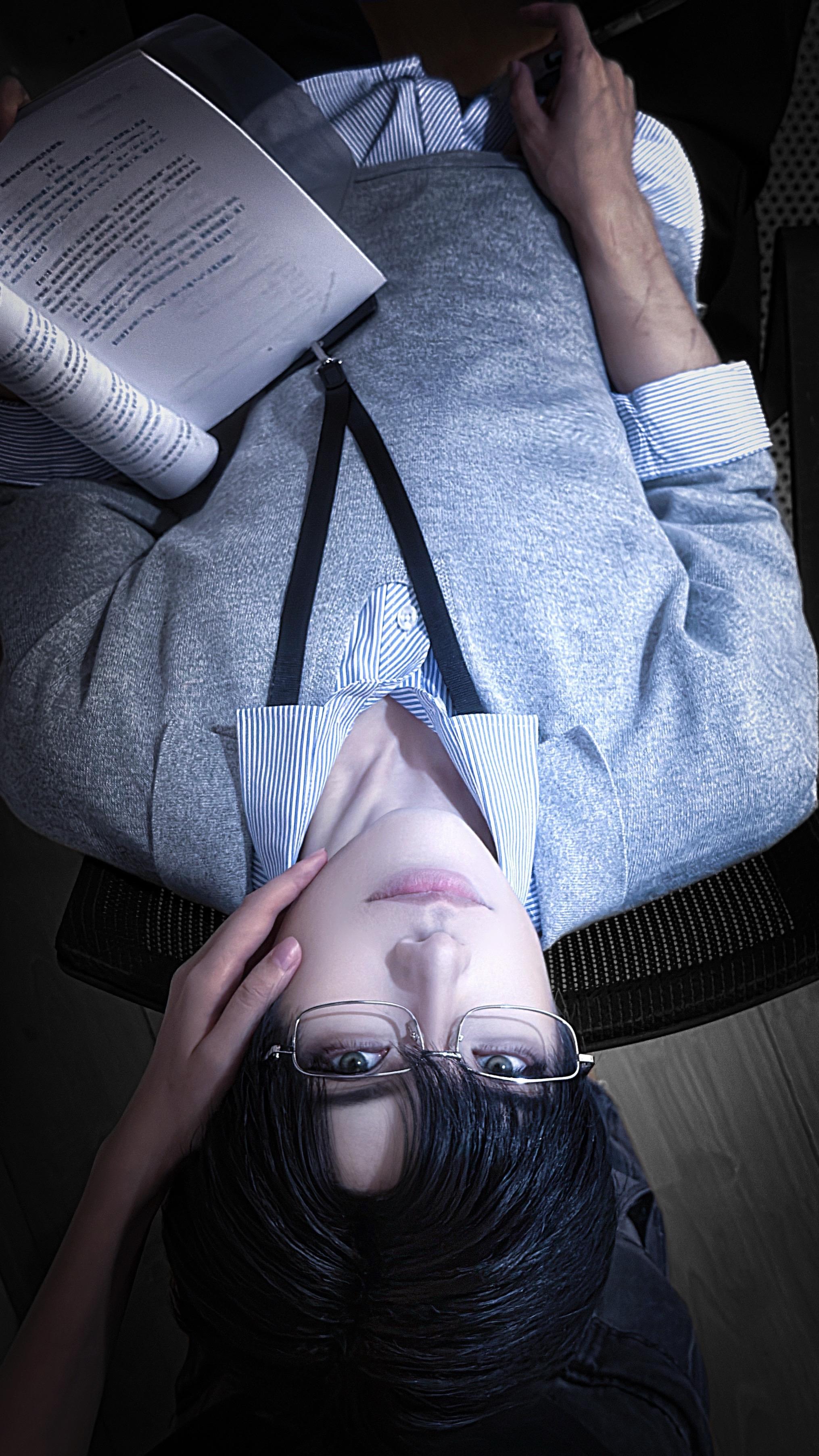 “你来了”——他在睡梦中感觉到有人站在自己身后，睁开眼看到你的一瞬间...