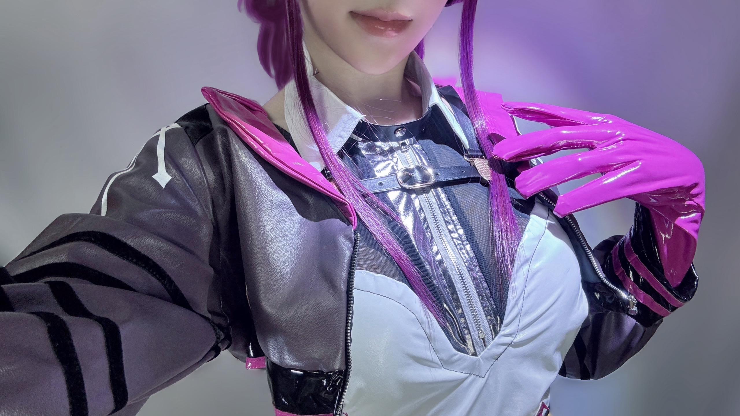 卡芙卡向你发送了一张自拍。赛车服同人