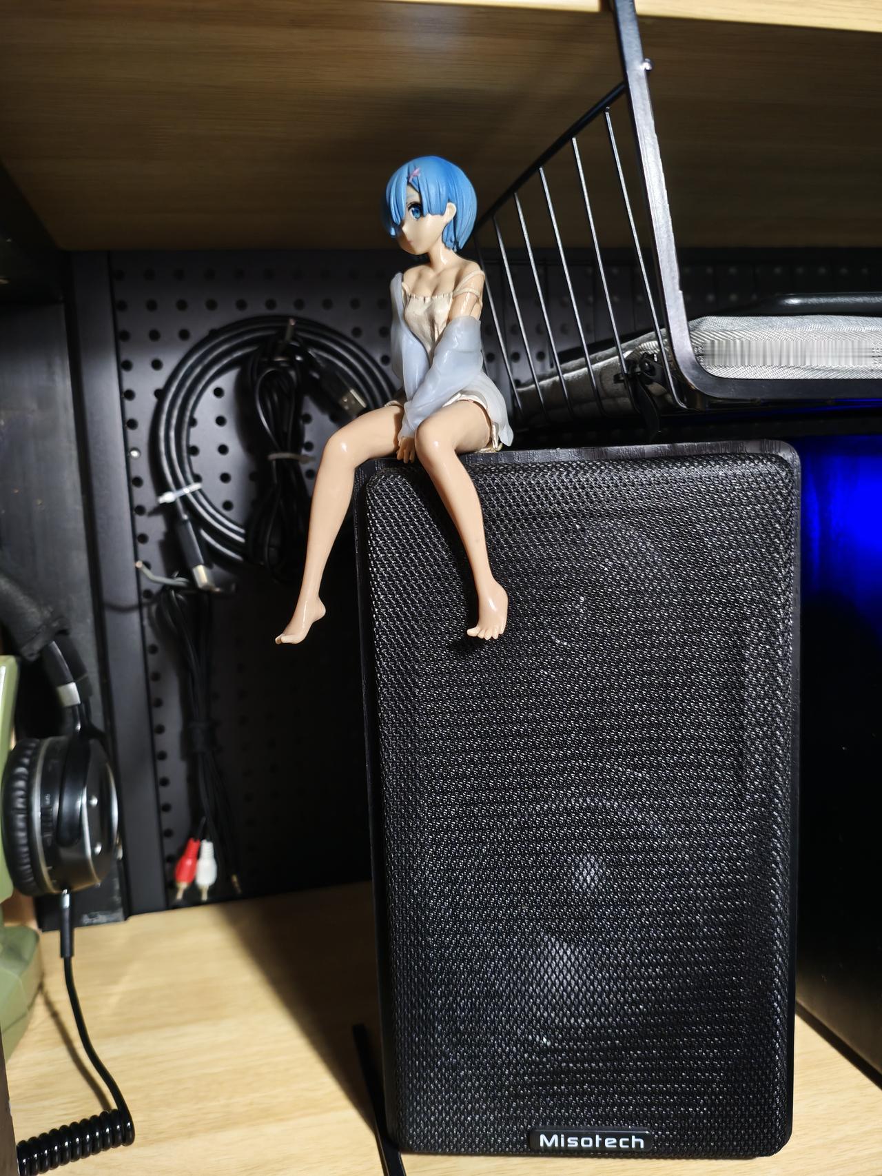 冬日生活打卡季又蹲电脑前耗了一天，想设计个商标，脑子跟蒙了层雾似的。盯着屏幕发呆