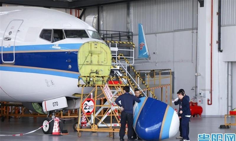 南航退役的波音737-700在贵阳机场拆解，本以为是拆废铁，结果发动机舱里直接藏