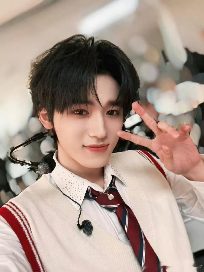 成龙宋亚轩相差50岁的合作宋亚轩要和成龙合体上音综了音综居然集齐了成龙和宋亚轩，