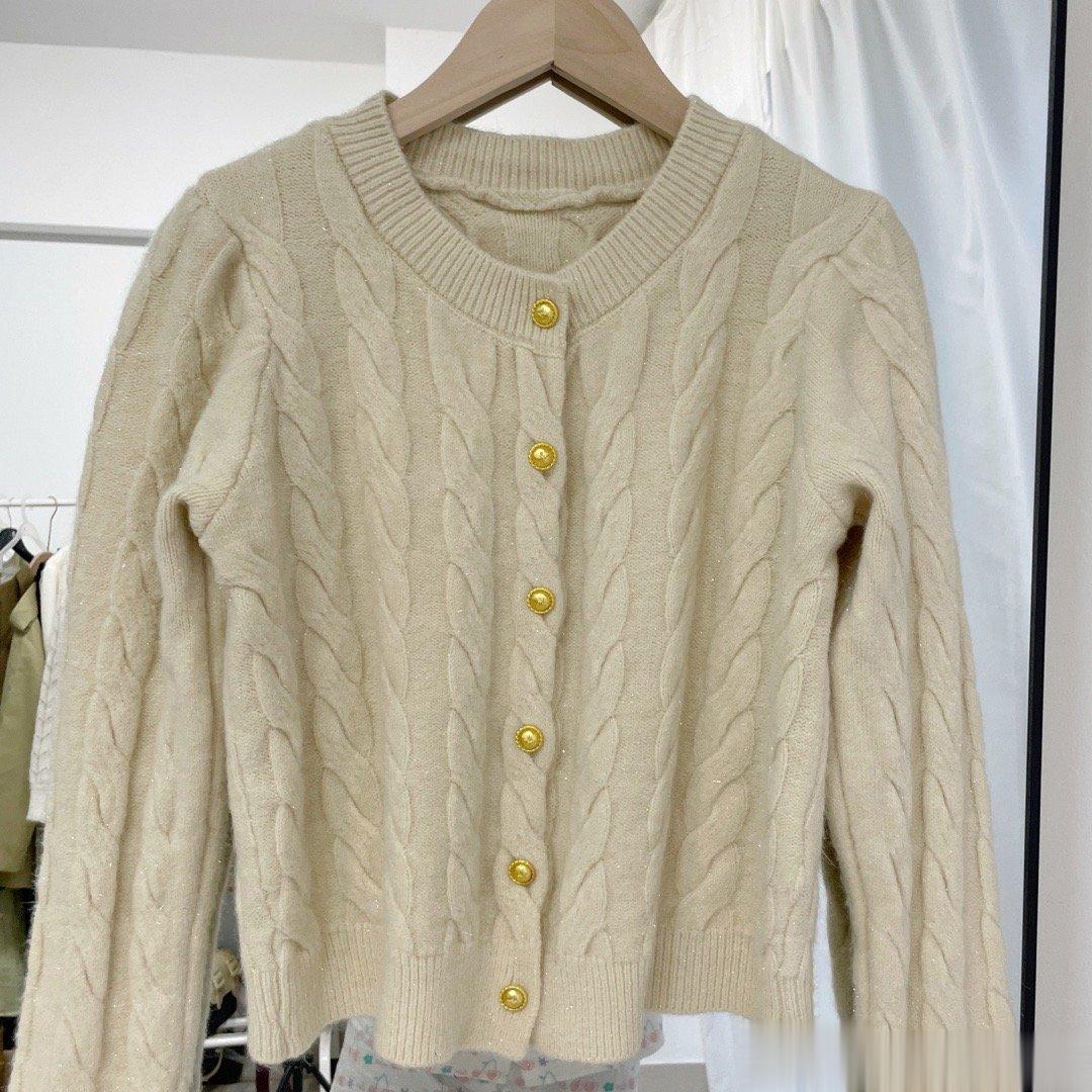 🈵减剩最后10个小时了，明天恢复原价面料很厚实的一款毛衣，在想着做个红色的，面