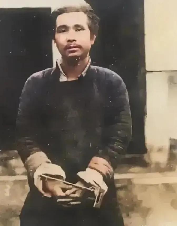 看到这张照片时，他的家人哭到泣不成声！这是英雄牺牲前，家人买通狱卒，为他拍摄的。