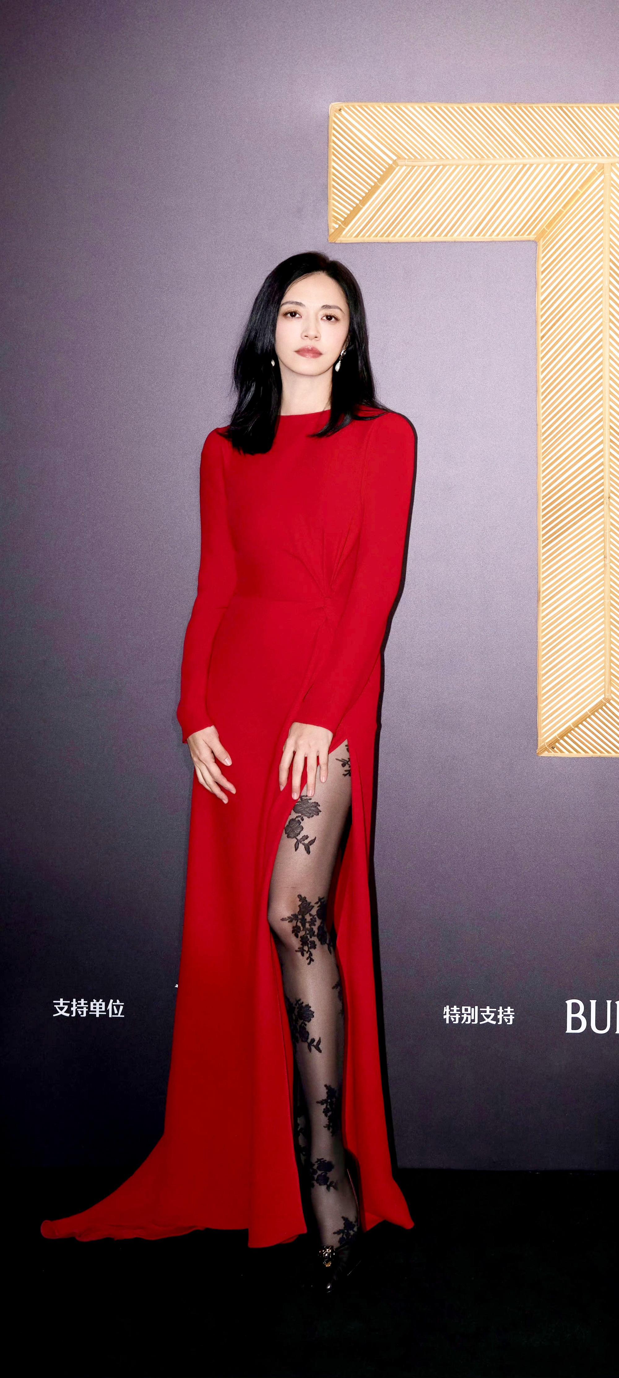 红裙花纹黑丝... 