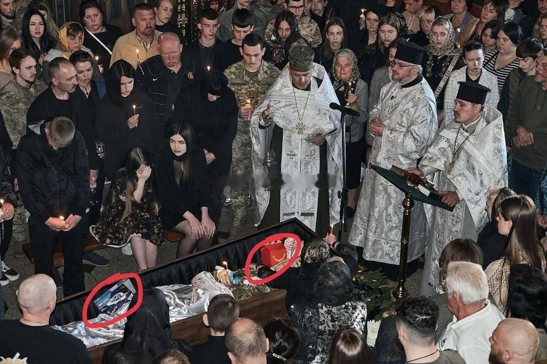 一名乌军士兵阵亡，祭品中有麦当劳和乐高 ​​​