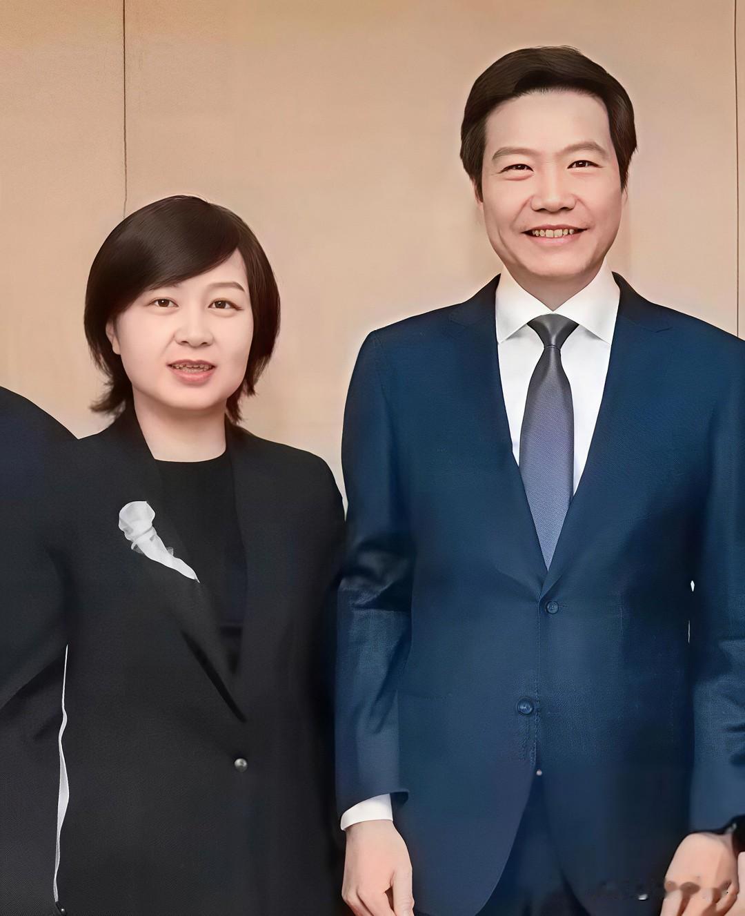 娶个好妻子真能旺三代，看了雷军的妻子张彤，面庞圆润饱满，额头宽阔饱满，眼神清澈柔