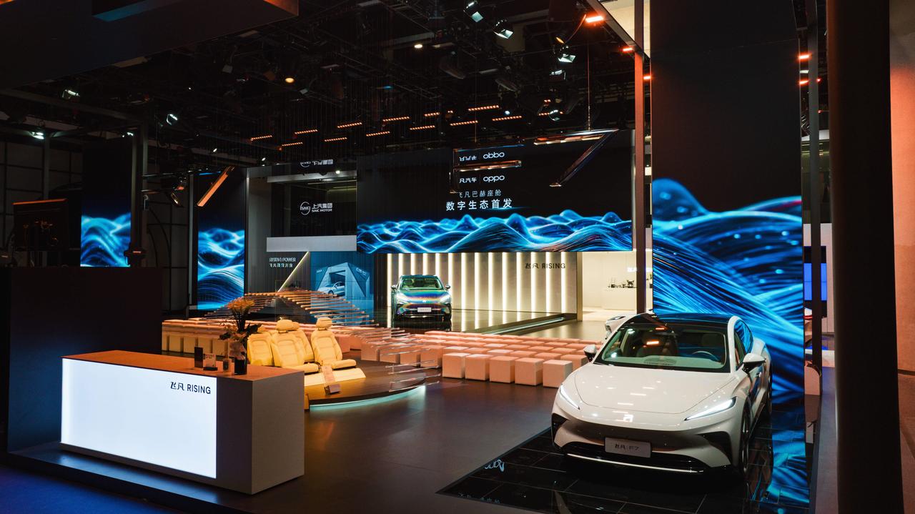 在成都车展上，飞凡汽车发布了其下一代车机技术——飞凡巴赫座舱数字生态。这一创新技