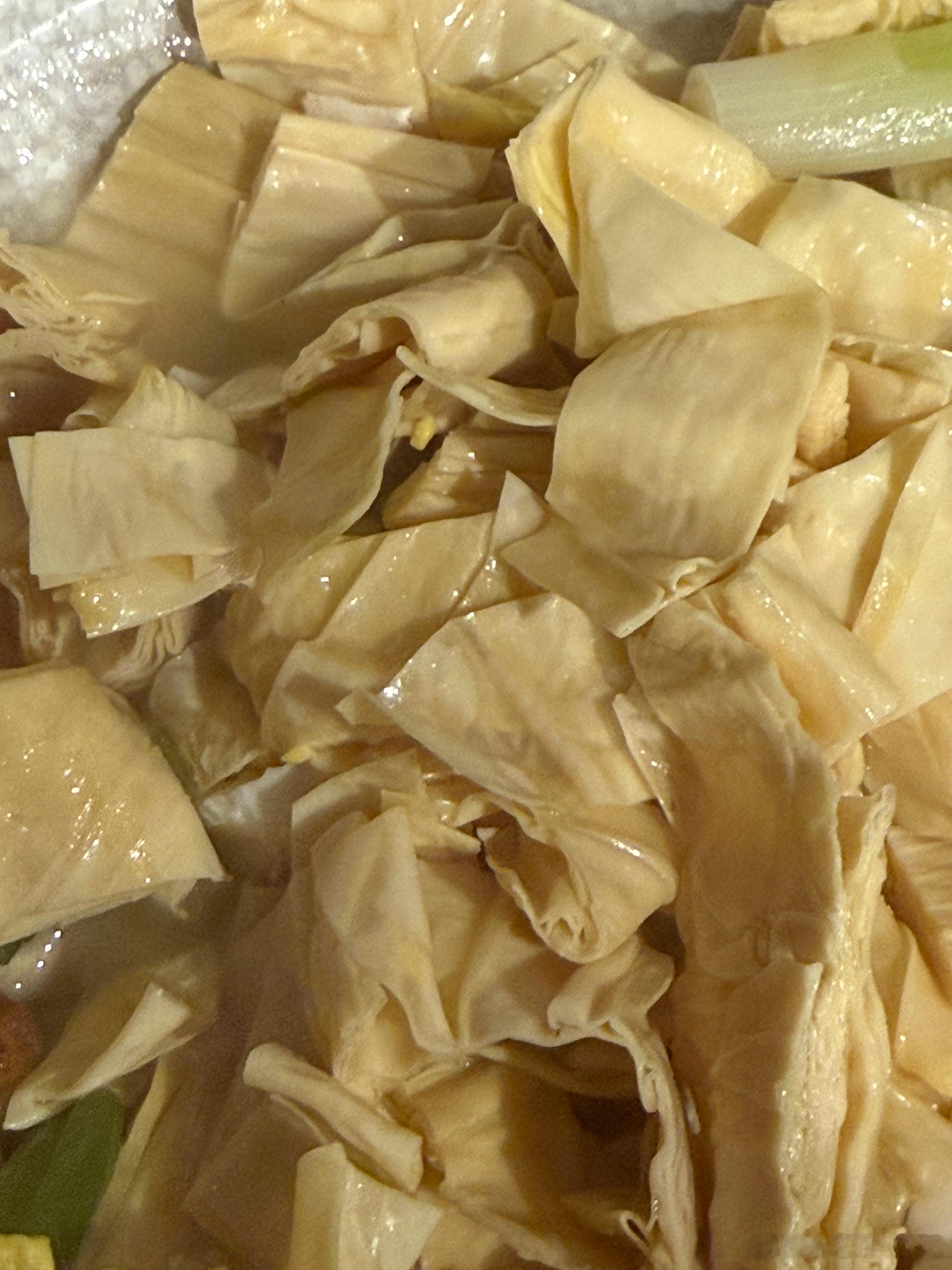 买的鲜腐竹（本身是软的），在锅里炒了一下，加水，没有加任何调料，连盐都没加，煮了