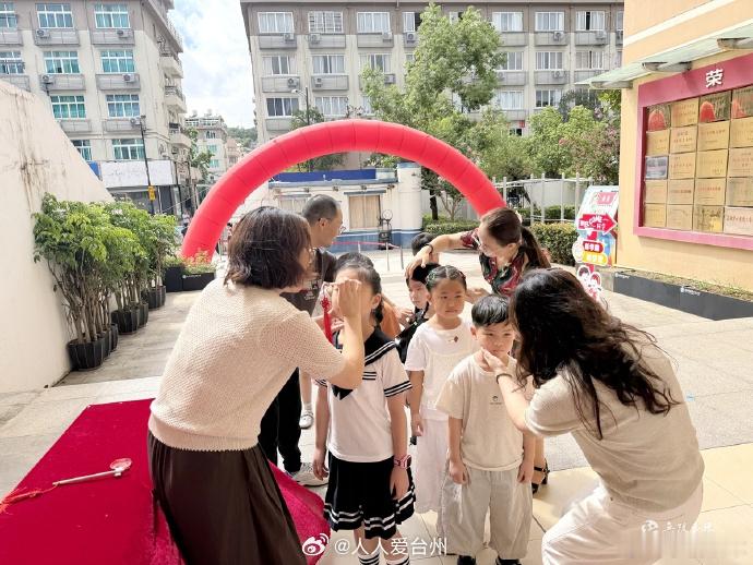玉环这所小学的爱国入学礼获家长点赞 8月31日上午，坎门中心小学举行了一场别开生