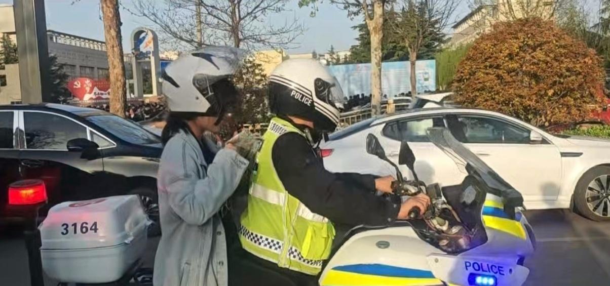 4月1日上午，西安航空职业技术学院陕西省高职分类考试考点外，一名考生临考前发现忘