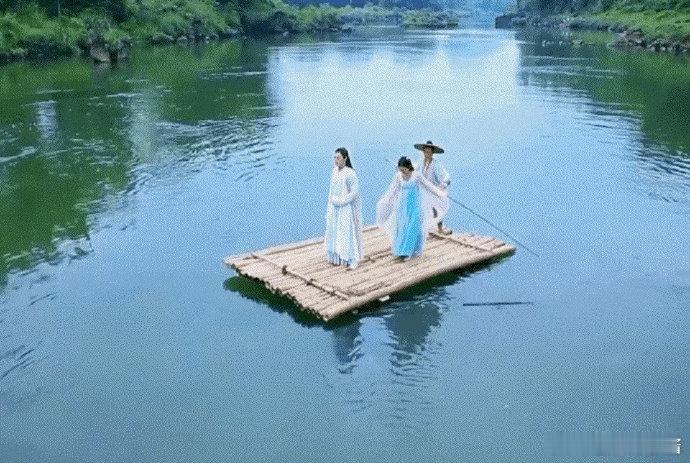 《花千骨》以前都是实地拍摄，人间就是要接地气，仙山就是要仙气飘飘。现在的仙侠分不