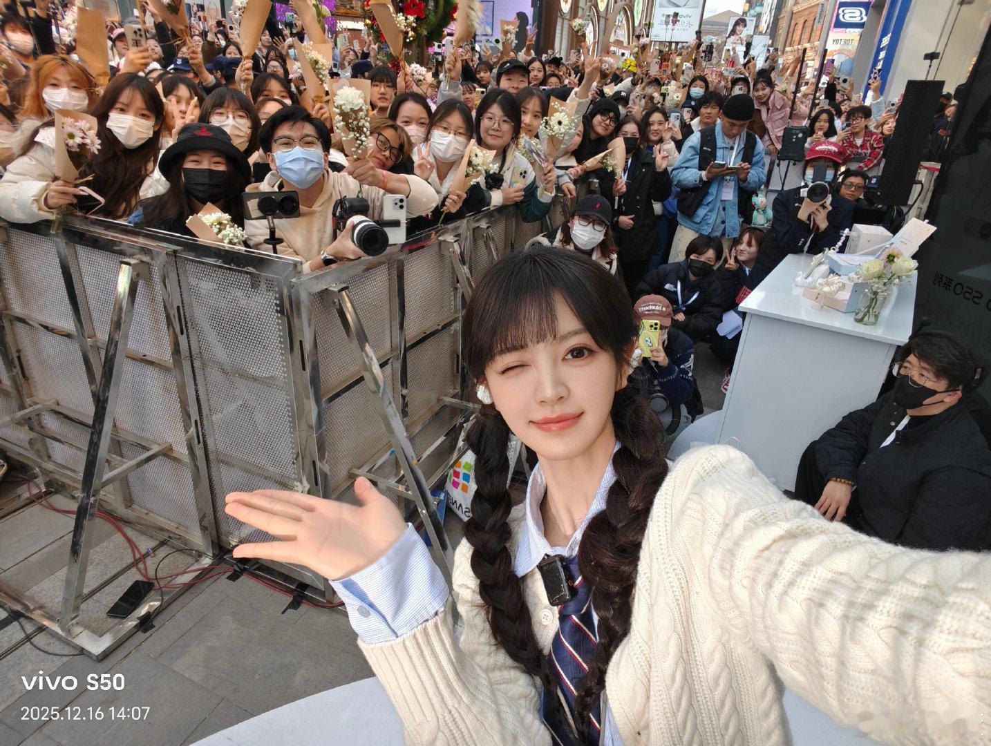 田曦薇四宫格自拍田曦薇和粉丝合影自拍 田曦薇四宫格自拍来啦，小田和粉丝合影自拍，