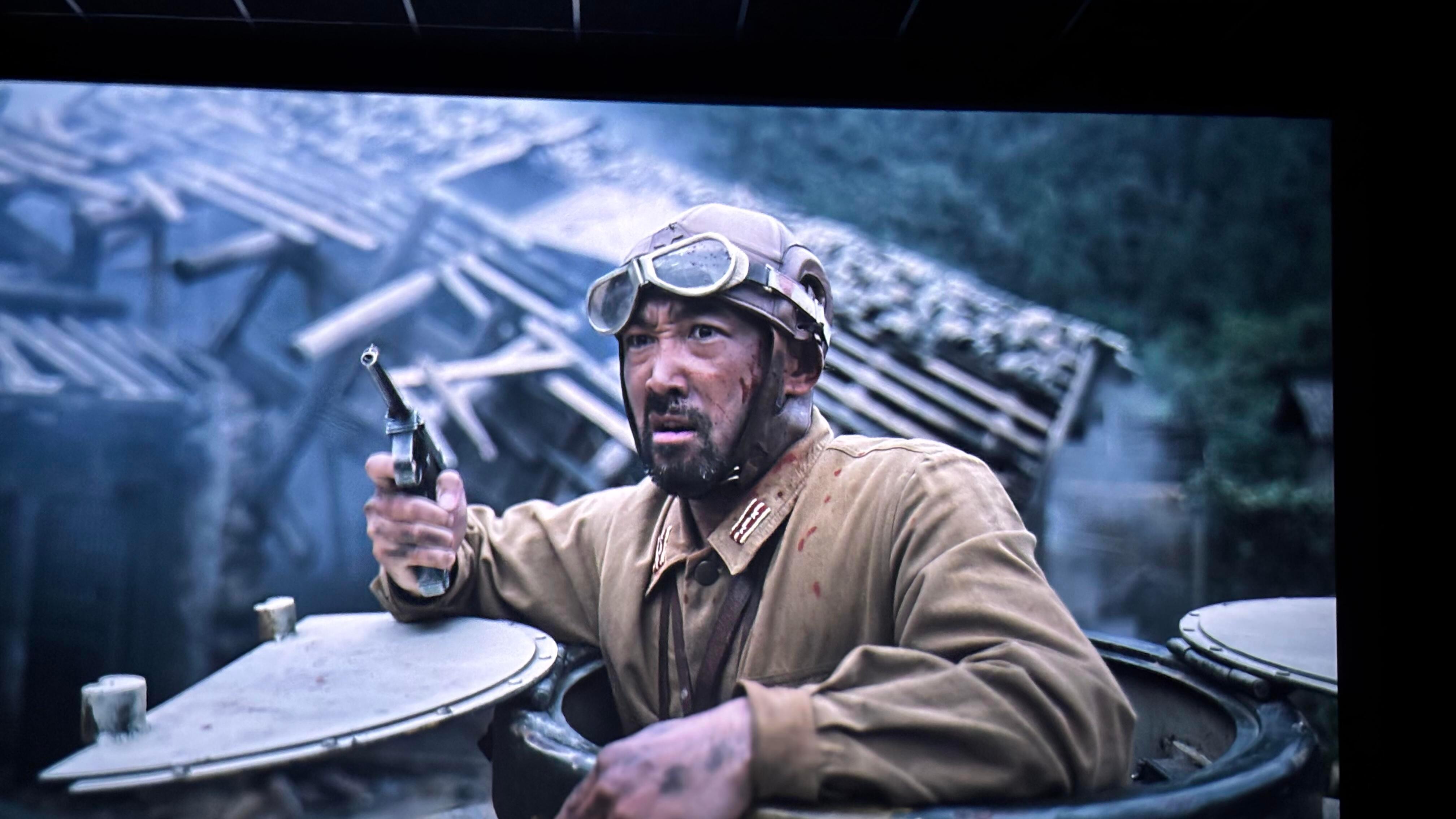 孔笙说看得闲谨制军事迷会狂喜孔笙导演和兰晓龙编剧简直就是细节控，甚至军迷朋友们对