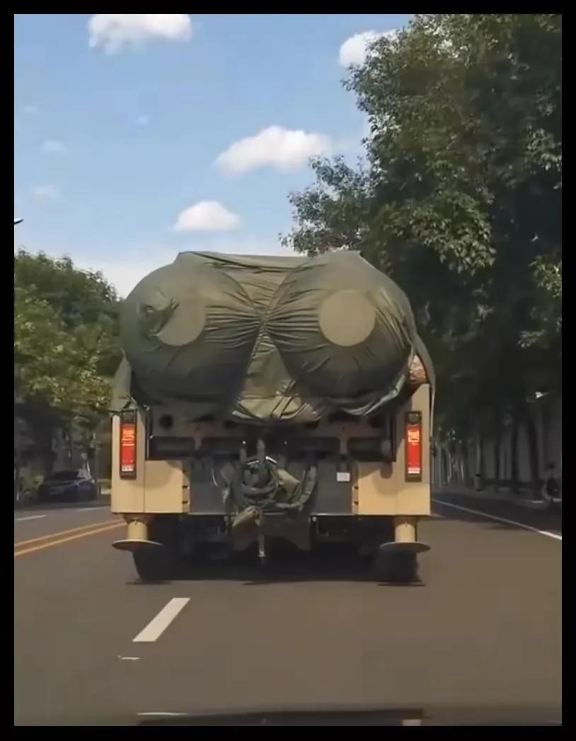 好家伙，这个就厉害了！
一辆车搭载两枚，明显不是洲际弹道导弹的搭载模式，但看这弹