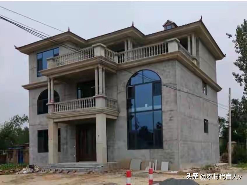 农村有房有车真不算啥！如今全村人盯着眼红的就这一件事，戳破多少人的心。
 
前阵