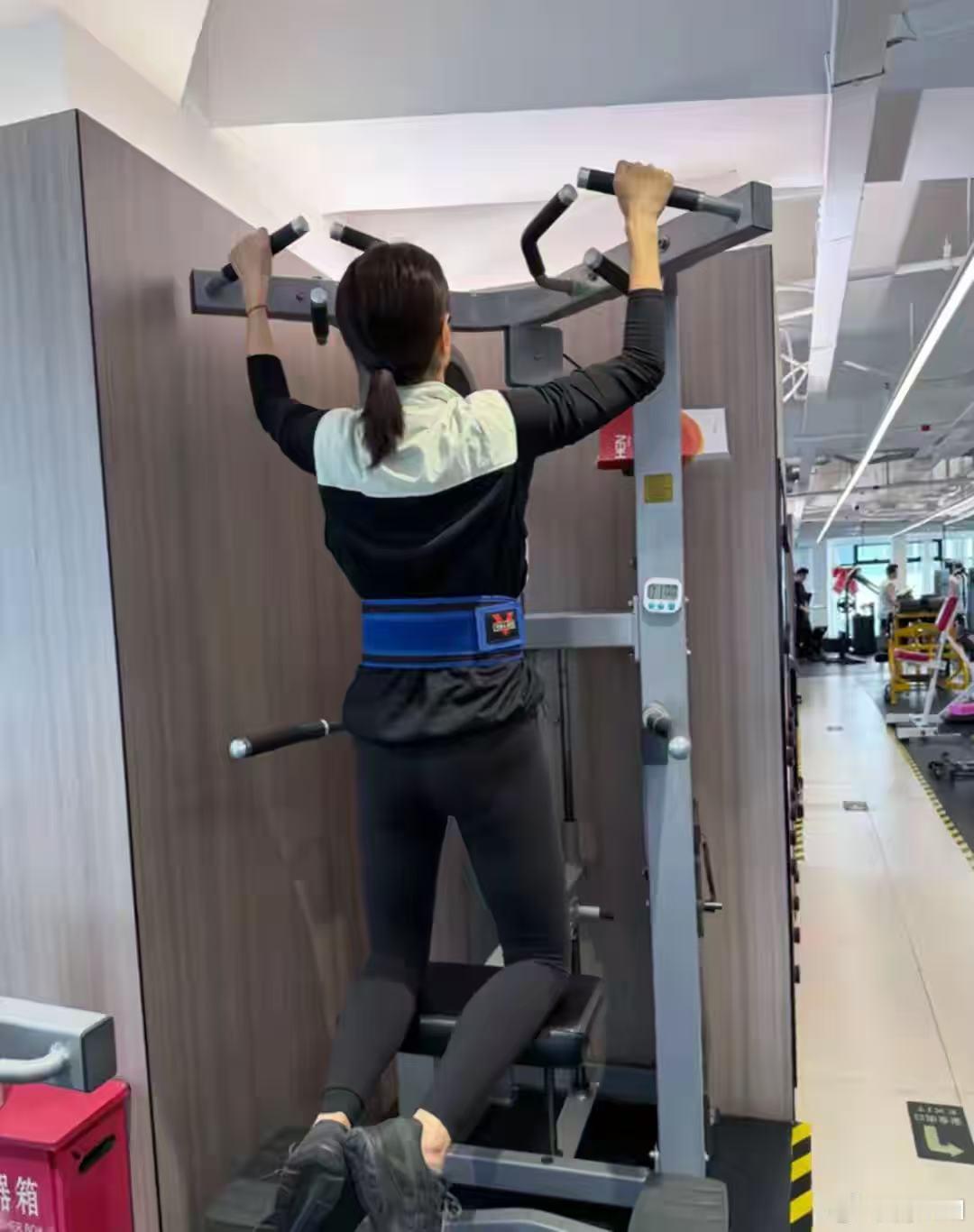 沈佳妮晒健身照 朱亚文老婆晒健身照，42岁硬是练成了18岁身材，天鹅练健美，好完