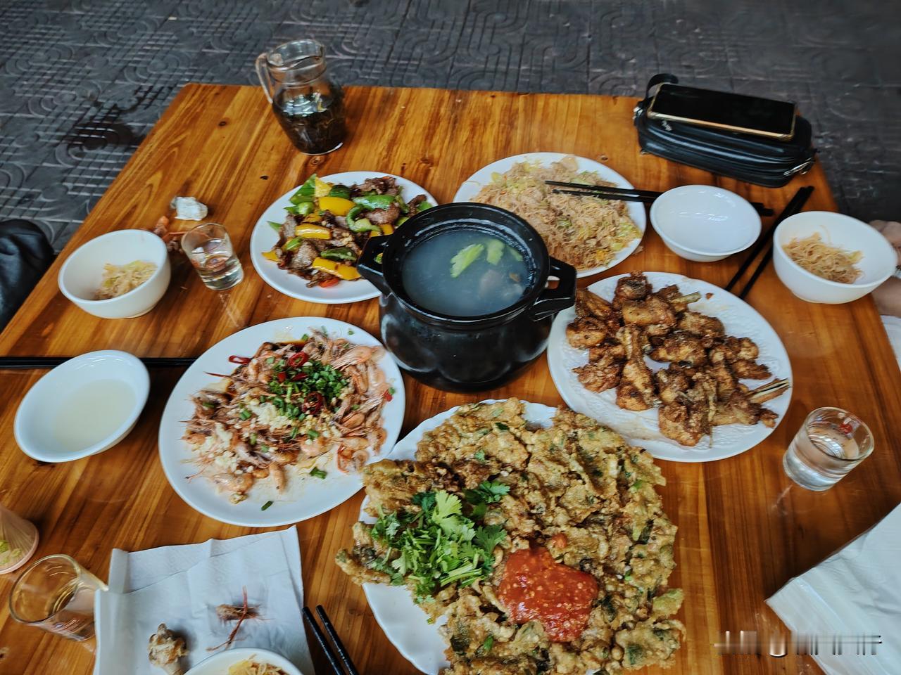 漳州老友情义重，街边排挡叙叙旧

下午坐高铁到漳州。30岁时，与漳州的老朋友来往