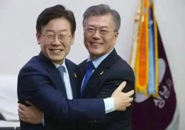 李在明终于低头了。支持率跌到37%、差评干到56%，开了100分钟记者会道歉才三