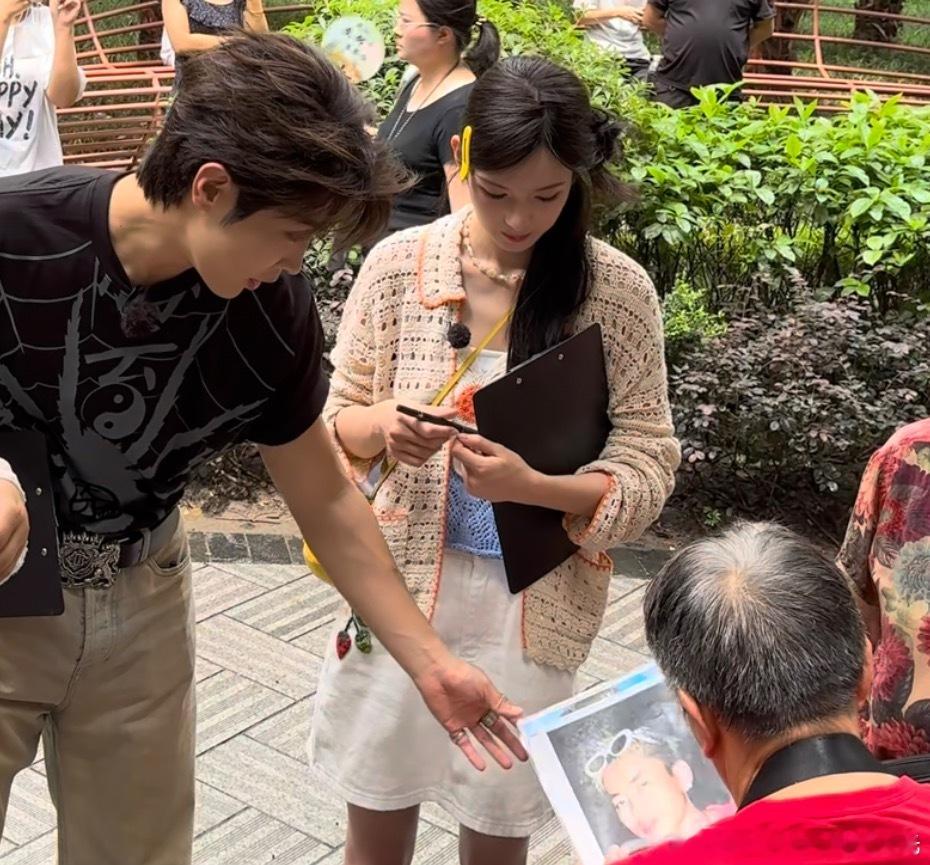马伯骞成都相亲角偶遇马思唯“马思唯？”“马哥为什么会在这里？”马伯骞这震惊的表情