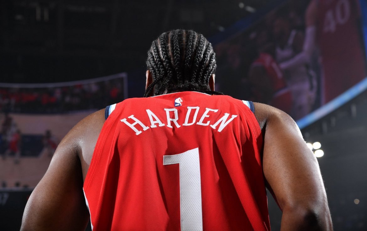 哈登左小腿拉伤，没有随队去俄城，不会出战明日和雷霆的比赛。周日能否打洛杉矶德比也