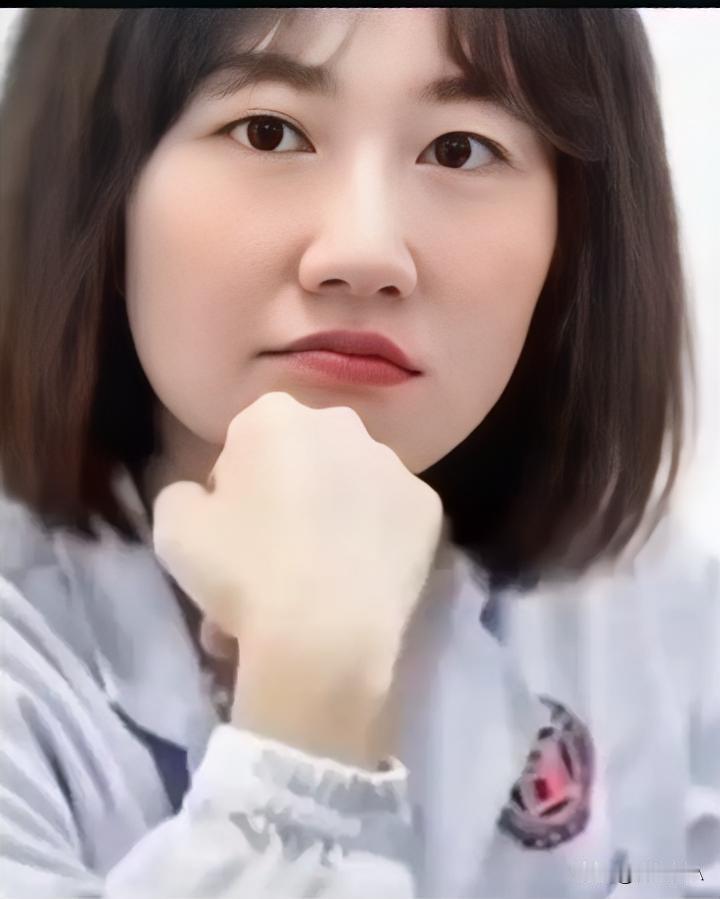 曾琦医生从湖南人民医院辞职后，没去香港，而是去了浙江大学四院，目前的职称眼科主任