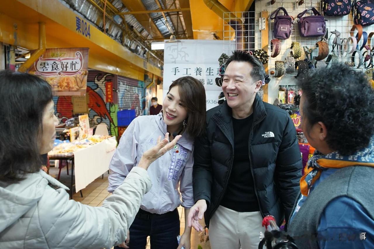 “田鼠哥”李正皓陪女友马郁雯扫街
现在是绿营政论节目数一数二打手的前国民党人李正