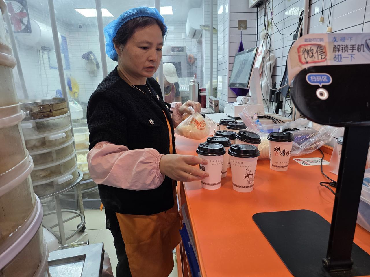 早餐10元5个大肉包子，手工制作，口感好。南方包子还是比不过北方包子。