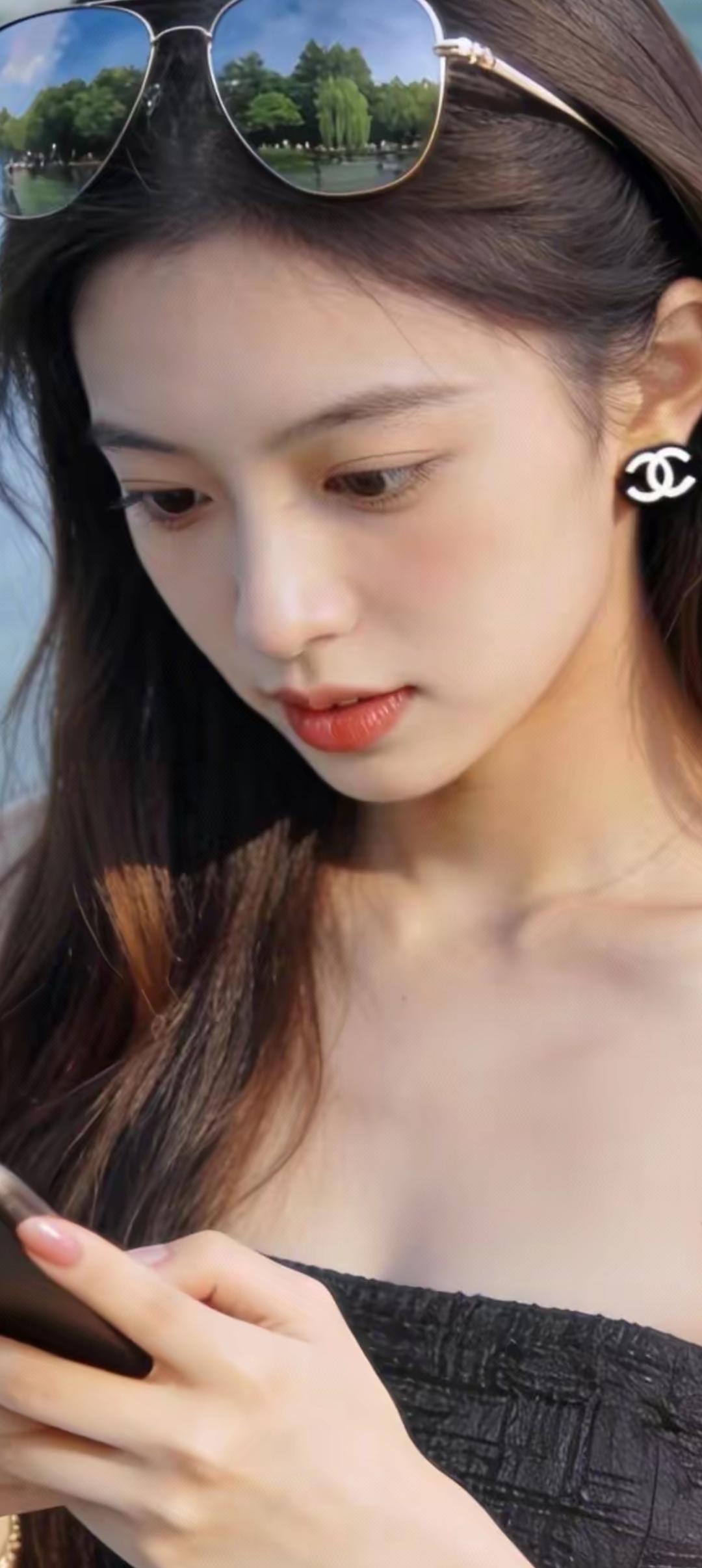 夏日穿搭指南：黑色吊带裙+墨镜，轻松自在