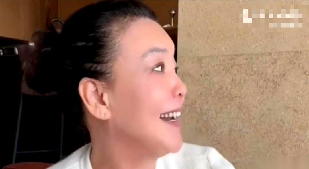 张兰的直播间，镜头正对着她。
孙女玥玥像只小麻雀，围着奶奶叽叽喳喳，完全没把自己