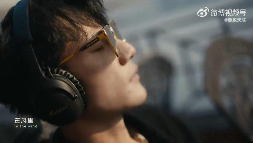 耳机是一个非常私密的东西忙碌的生活里难得的喘息时刻大多来自耳机，关上外界杂音，沉