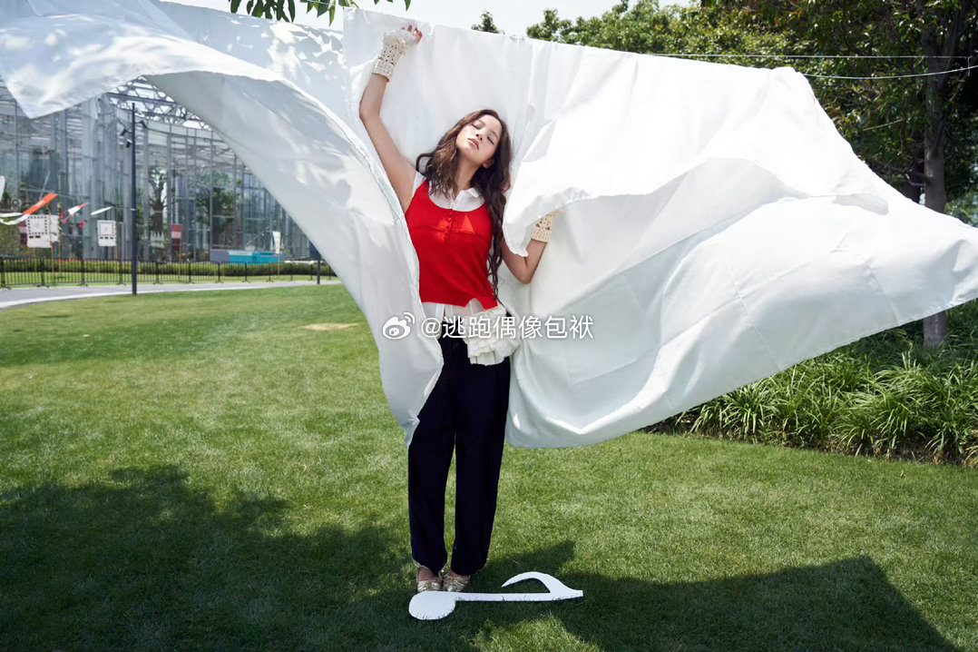 欧阳娜娜雨中神图欧阳娜娜雨中美成这样了雨幕是欧阳娜娜最好的氛围感滤镜！绵绵细雨洒