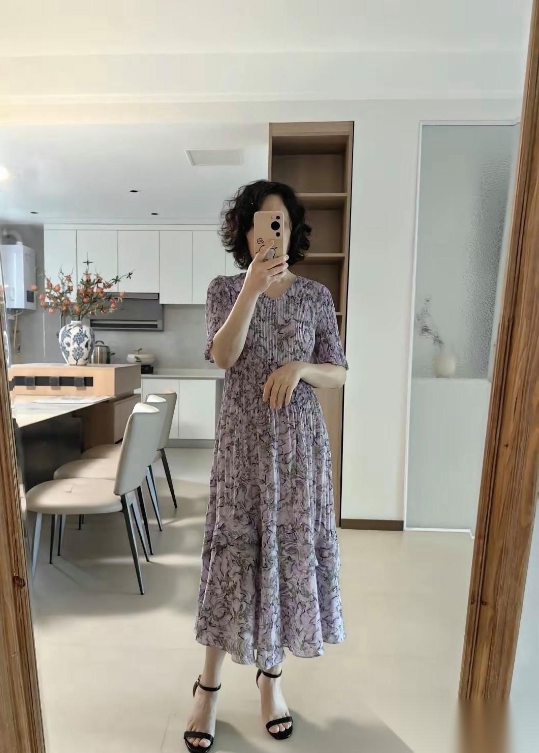 说真心话，婆婆年轻时比我漂亮。婆婆65岁了，身材保持的特别好。婆婆身高1.72米