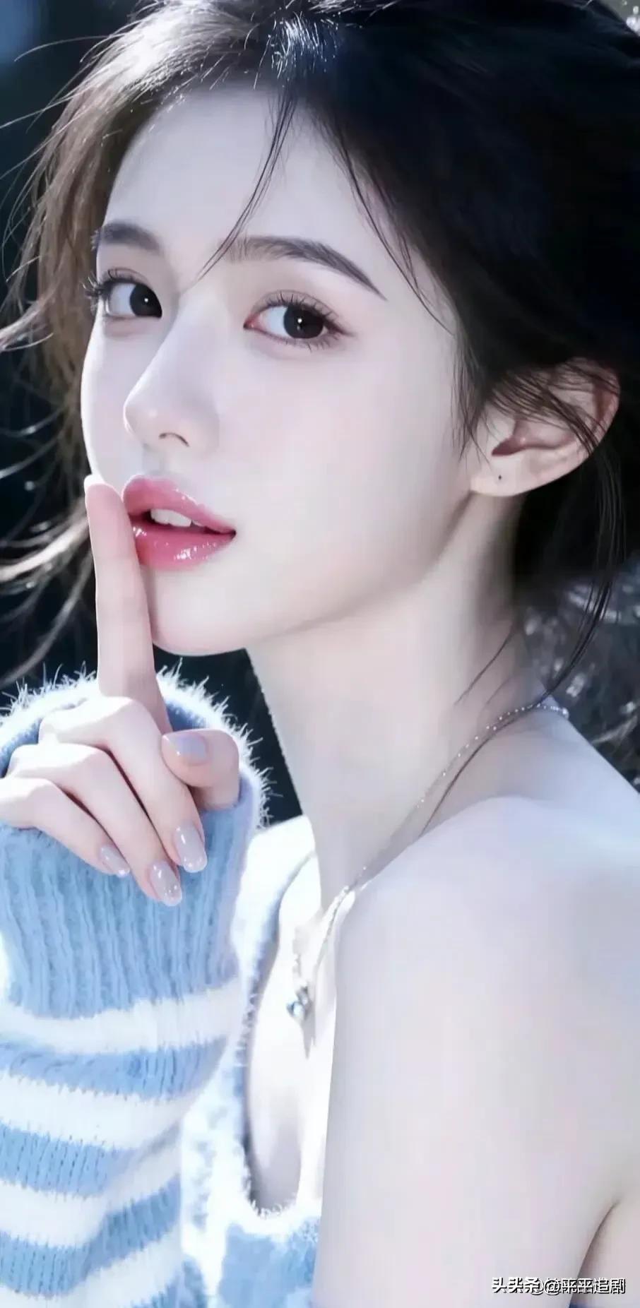 捕捉一束柔光，留存片刻温柔💙
国色天姿美女照