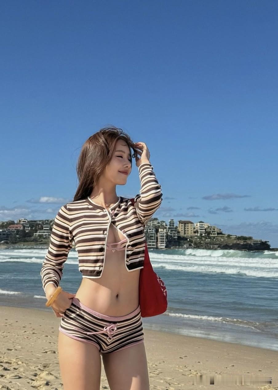 终于站在了心心念念的📍Bondi Beach！悉尼的阳光比想象中更加炽热明亮，