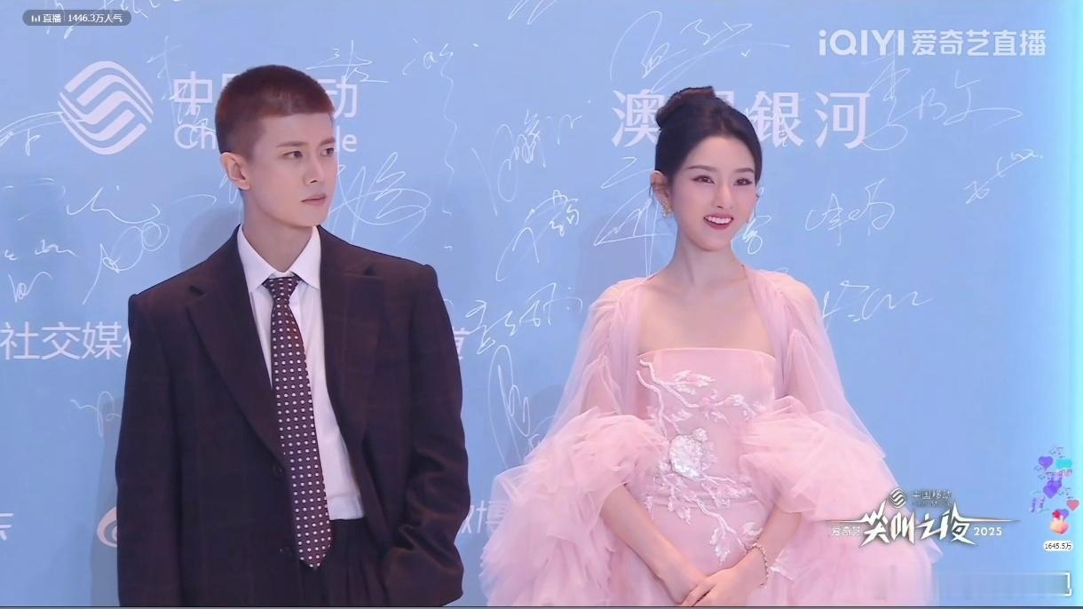 任嘉伦宋祖儿尖叫之夜红毯生图 任嘉伦表情好严肃，全程和宋祖儿零互动，这就是已婚男