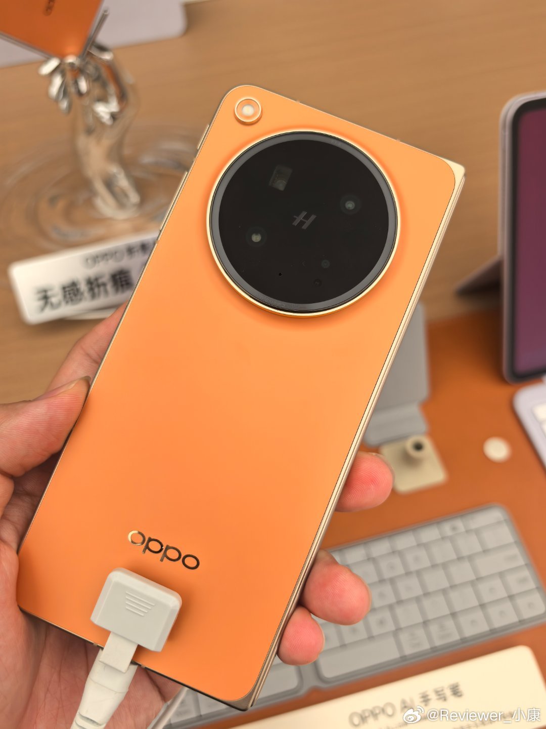 特意去看了一下OPPO Find N6，无论什么角度，是真的拍不到折痕，整体机器